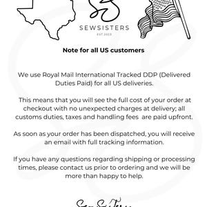 Op de afbeelding: Een zwart-wit afbeelding met een omtrek van de staat Texas, een gestileerd logo met de tekst SEWSISTERS EST.2023 en een wapperende Amerikaanse vlag. Daaronder staat de tekst Note for all US customers, gevolgd door informatie over de verzending.