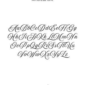 Op de afbeelding: Een digitale weergave van het Amoresa-lettertype met een volledig alfabet in hoofdletters en kleine letters in een decoratieve schrijfstijl. De tekst "Amoresa font" staat bovenaan en "Sew Sisters" staat onderaan in het midden.