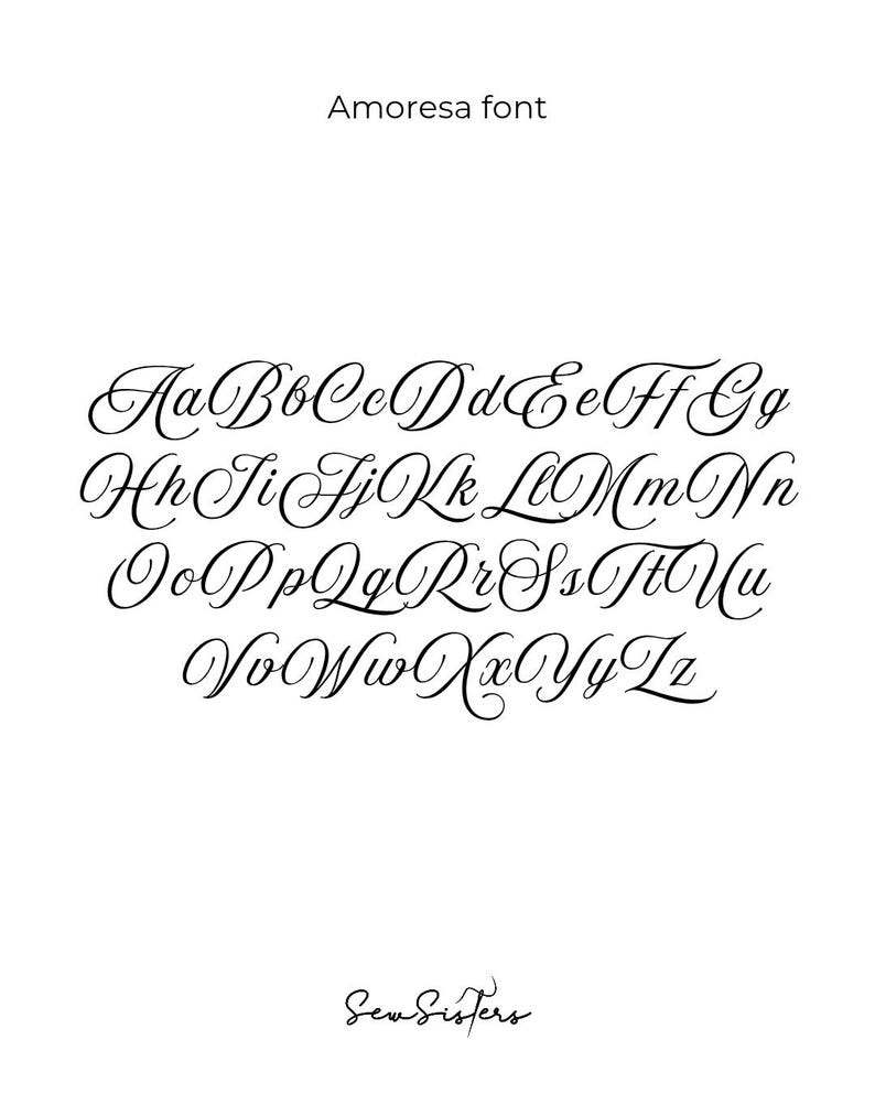 Op de afbeelding: Een digitale weergave van het Amoresa-lettertype met een volledig alfabet in hoofdletters en kleine letters in een decoratieve schrijfstijl. De tekst "Amoresa font" staat bovenaan en "Sew Sisters" staat onderaan in het midden.