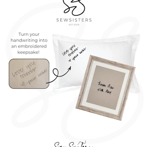 Op de afbeelding: Een witte kussensloop met zwarte geborduurde handschrifttekst "love you forever your babe" en een licht houten lijst met beige papier waarop in zwarte handschrift "From Nan with love" staat, inclusief het SewSisters-logo.