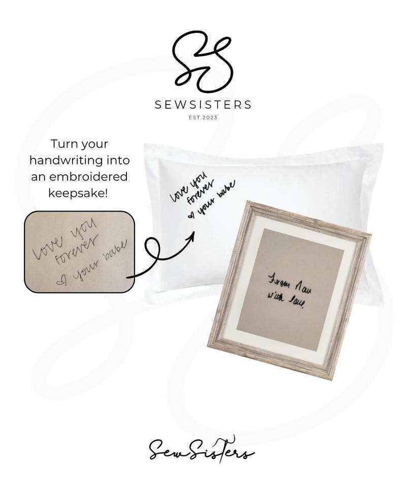 Op de afbeelding: Een witte kussensloop met zwarte geborduurde handschrifttekst "love you forever your babe" en een licht houten lijst met beige papier waarop in zwarte handschrift "From Nan with love" staat, inclusief het SewSisters-logo.