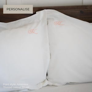 De klassieke kussensloop met monogram - Amoresa afbeelding 2