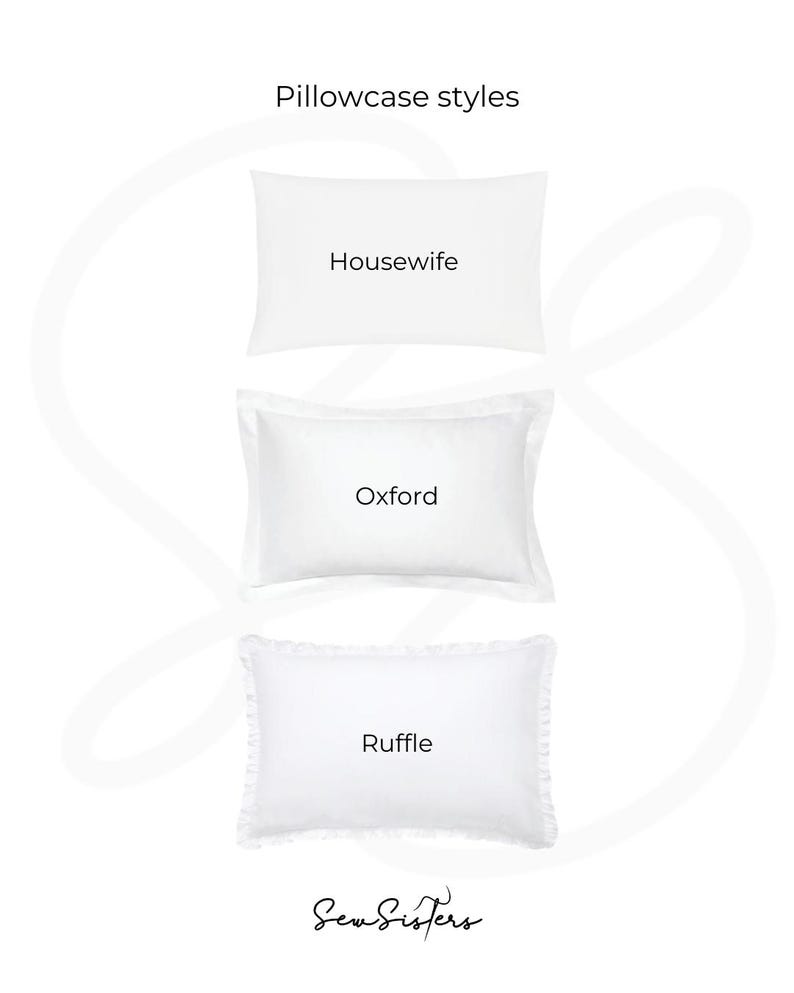 Op de afbeelding: Een afbeelding met drie witte rechthoekige kussenslopen met het label Pillowcase styles. Bovenaan een Housewife-stijl, in het midden een Oxford-stijl met rand, en onderaan een Ruffle-stijl met een geplooide rand. De tekst Sew Sisters staat onderaan.