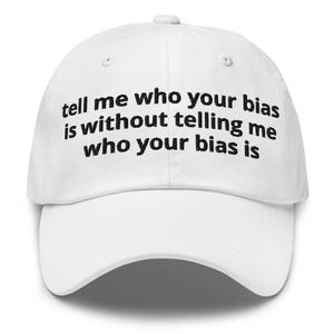 Geborduurde hoed: 'Tell Me Your Bias' fandompet