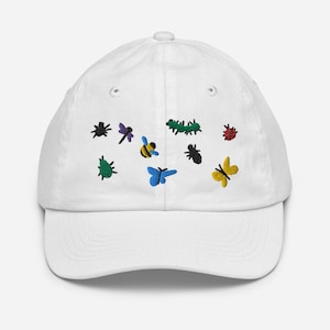 Puede incluir: Gorra de béisbol blanca con bordados de insectos coloridos, como una libélula, una abeja, una mariposa y una mariquita. La gorra tiene una visera curva y una correa ajustable. Un accesorio divertido para actividades al aire libre.