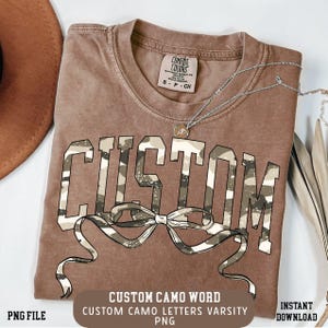 Palabra de camuflaje personalizada Png, camuflaje antiguo universitario, caza, otoño, texto preppy, coqueta, pedido personalizado, mascota de fútbol femenina, texto moderno, nombre del equipo escolar