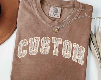 Flores silvestres personalizadas Palabra PNG Moda Boho Floral Texto universitario Flores retro PNG Diseño de camiseta Hecho a pedido Otoño femenino PNG de moda Tu propio texto