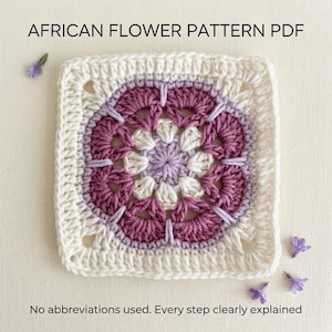 Puede incluir: Un motivo de ganchillo cuadrado con un patrón de flor africana en tonos crema, morado claro y magenta oscuro. El texto AFRICAN FLOWER PATTERN PDF y No abbreviations used. Every step clearly explained son visibles en la imagen.