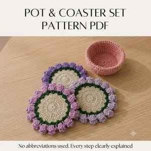 Peut inclure: Un modèle PDF de pot et dessous de verre au crochet avec le texte POT & COASTER SET PATTERN PDF et No abbreviations used. Every step clearly explained. Comprend un petit bol rose et trois dessous de verre circulaires à bords floraux violets.