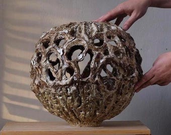 Sculpturale vaas met keramische bol | Hedendaags kunstobject | Japansedi Wabi Sabi-stijl