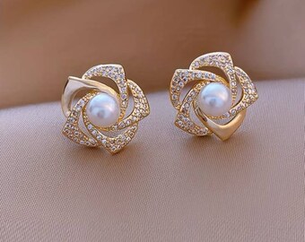 Exquisite Hollow Flower Design Stud Earrings Zinc Alloy Jewelry Embellished With Imitation Pearl Vintage Elegant Style Female Gift