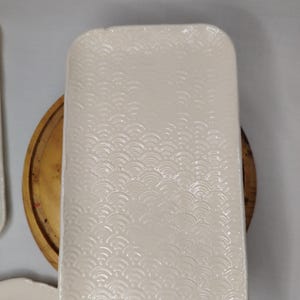 Kleines Tablett, kleine Schale, leere Tasche aus handgefertigtem Steingut