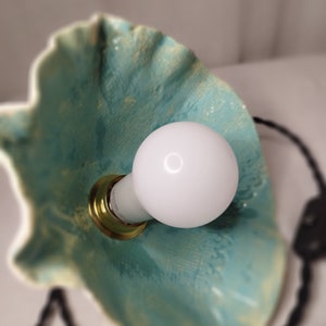 Ceramiczna lampa wisząca, lampa sufitowa lub lampa przenośna, kształt korony, beżowa z wnętrzem w kolorze seledynowym GM - Zamów w przedsprzedaży