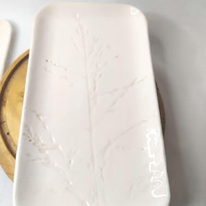 Kleines Tablett, kleine Schale, leere Tasche aus handgefertigtem Steingut
