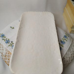 Kleines Tablett, kleine Schale, leere Tasche aus handgefertigtem Steingut