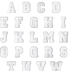 以下が含まれることがあります： AからZまでのアルファベットの白いフェルト文字。ブロックフォントスタイルです。