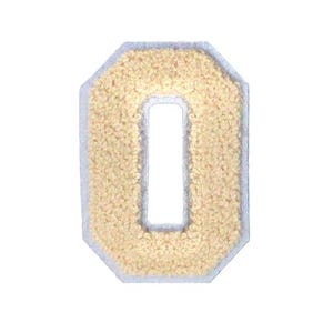Op de afbeelding: Een witte viltletter O met een witte omtrek. De letter is in een klassieke varsity-stijl.