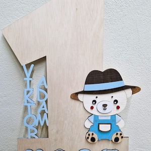 Cartello di compleanno personalizzato – Orsetto tagliato al laser 1° anno, decorazione multistrato per buon compleanno, cartello con nome personalizzato SVG LBRN2 DXF Glowforge CNC Vector