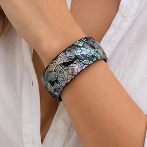 Pulsera tipo brazalete hecha a mano, pulsera ancha de resina, pulsera con estampado de mosaico, pulsera ligera estilo boho para mujer, regalo moderno.