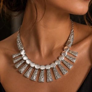Handgefertigte, geometrische Statement-Halskette aus antikem Silber, Boho-Schmuck