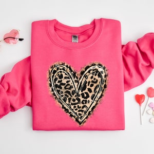 Leopard Print Valentines Day Sweatshirts ,Valentines Day Sweater For Woman, Heart Sweatshirt ,Cute Valentine Shirt, Valentines Day Gift Tee bild 2