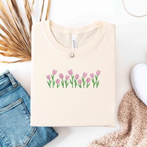 Embroidered Tulip Shirt, Floral Summer Tee, Spring Vibes T-Shirt, Flower Embroidery Top, Cottagecore Gift for Her, Flower Lover Sweatshirt Bild 2