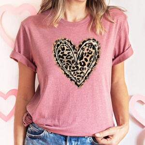 Leopard Print Valentines Day Sweatshirts ,Valentines Day Sweater For Woman, Heart Sweatshirt ,Cute Valentine Shirt, Valentines Day Gift Tee bild 3