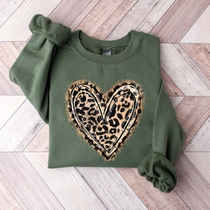 Leopard Print Valentines Day Sweatshirts ,Valentines Day Sweater For Woman, Heart Sweatshirt ,Cute Valentine Shirt, Valentines Day Gift Tee bild 5