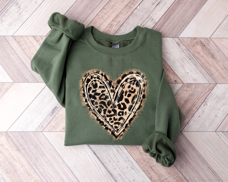 Leopard Print Valentines Day Sweatshirts ,Valentines Day Sweater For Woman, Heart Sweatshirt ,Cute Valentine Shirt, Valentines Day Gift Tee bild 5