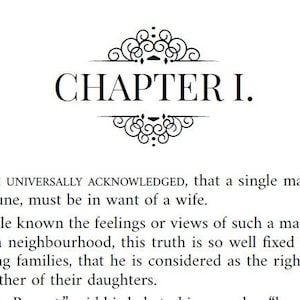 Op de afbeelding: Een pagina uit een boek met de tekst "CHAPTER I." bovenaan, gevolgd door een alinea tekst. De tekst is zwart op een witte achtergrond. Decoratieve versieringen omringen de titel.