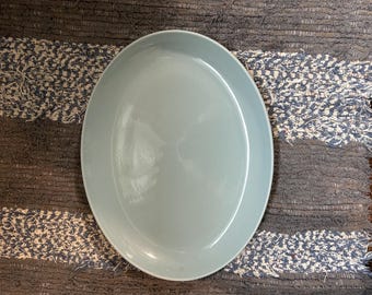 Bandeja grande para servir, de color azul huevo de petirrojo, de la marca Russell Wright, de 14,5” x 11”.