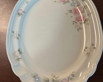 Talerz do serwowania z motywem herbaty Phaltzgraff Tea Rose o średnicy 14 cali i falistym brzegu. Wprowadzony na rynek w 1985 roku.