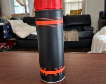 Termo vintage Aladdin, negro y rojo, con capacidad para 1 pinta, o úselo como decoración en una cabaña divertida, una cabaña de madera o un campamento al estilo Adirondack.