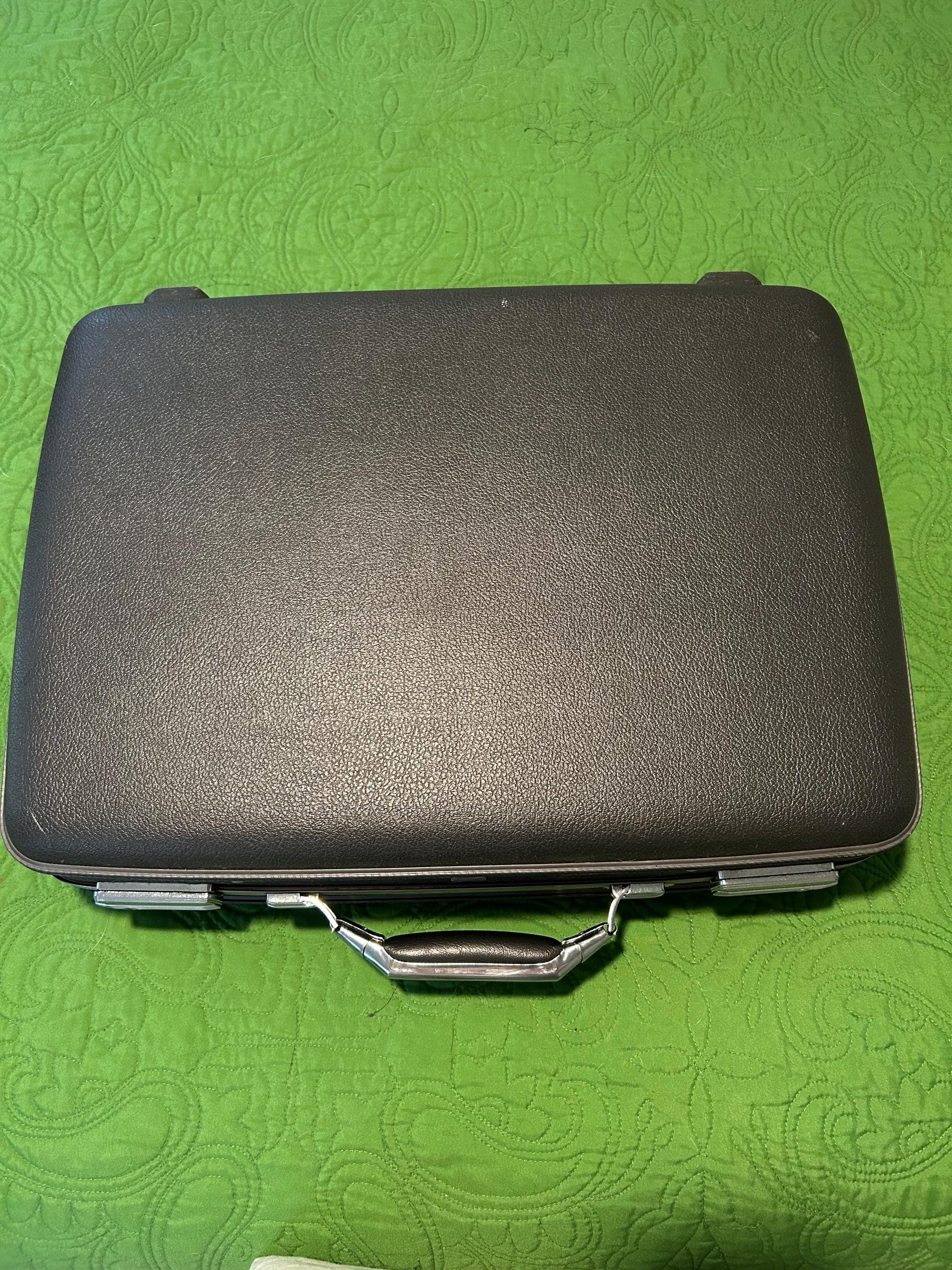 Icône De Valise à Bagages De Voyage Rigide Illustration De Rendu 3d Isolee 31697062