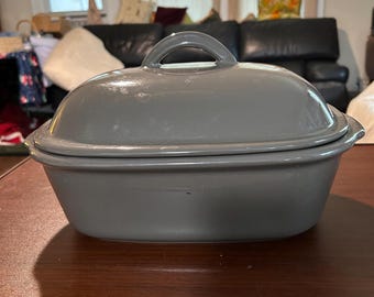 Cacerola antigua de gres gris de Pampered Chef, con tapa profunda. Ideal para asar pollos, guisos o hornear pan. Capacidad: 3,1 cuartos de galón.