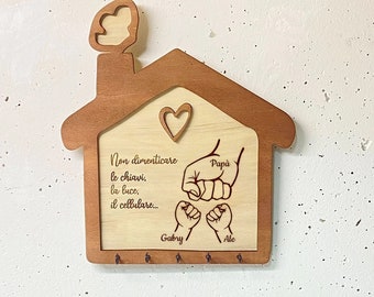 Casetta appendichiavi in legno per il papà - pugno con dedica 22 cm