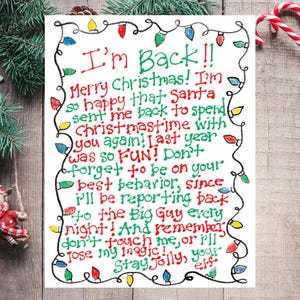 Könnte beinhalten: Eine Weihnachtskarte mit dem Text "I'm Back!!" in Rot und Grün. Die Karte ist mit bunten Lichtern und einer Botschaft über den Weihnachtsmann und Weihnachten verziert. Zuckerstangen und ein Weihnachtsschmuck befinden sich im Hintergrund.