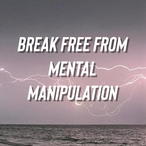Può includere: Una citazione motivazionale su uno sfondo di cielo tempestoso e oceano. La citazione dice "Break Free From Mental Manipulation."