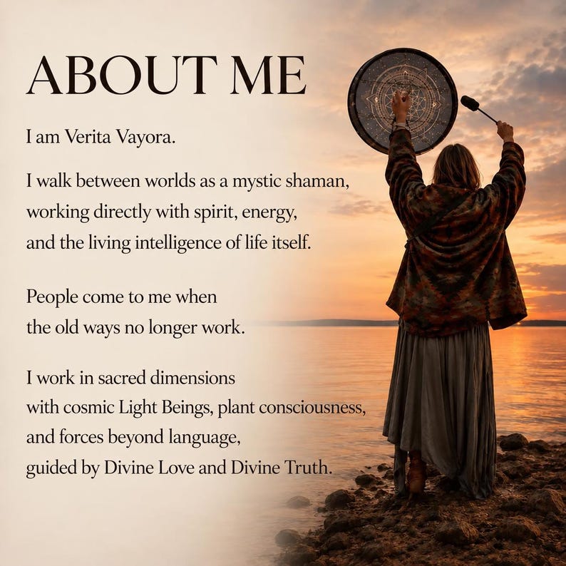 K&ouml;nnte beinhalten: Eine Person steht bei Sonnenuntergang am Wasser und h&auml;lt eine kreisf&ouml;rmige Trommel mit komplexen geometrischen Mustern sowie einen Schl&auml;gel. Der Text lautet: ABOUT ME, I am Verita Vayora. I walk between worlds as a mystic shaman.