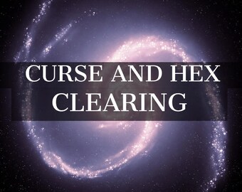 Può includere: Un grafico digitale che mostra una galassia a spirale viola e bianca vorticosa su uno sfondo nero stellato. Un banner rettangolare orizzontale scuro è centrato con il testo bianco CURSE AND HEX CLEARING stampato in lettere maiuscole.