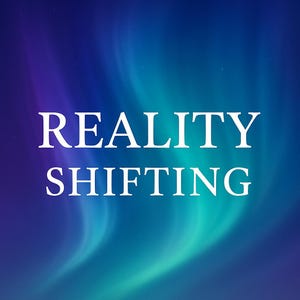 Może przedstawiać: Cyfrowy obraz z napisem "REALITY SHIFTING" w białych, wielkich literach. Tło to gradient niebieskich i fioletowych odcieni, przypominający zorzę polarną.