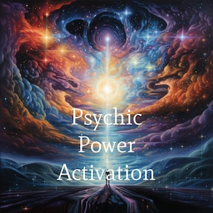 Puede incluir: Una pintura digital de una persona de pie en un afloramiento rocoso, mirando hacia arriba a una luz brillante en el cielo. El cielo está lleno de nubes arremolinadas y estrellas, y la luz está rodeada por un halo de luz dorada. El texto "Psychic Power Activation" está escrito en letras blancas debajo de la persona.
