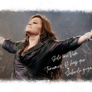 May include: A woman in a black leather jacket sings into a microphone with her arms outstretched. The background is blurred and the text "Solo una Vida Tenemos, Y hay que Saberla gozar." is written in white cursive.