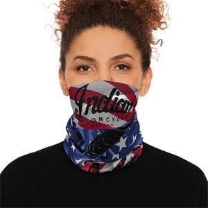Peut inclure: Un masque facial noir et rouge avec un motif de drapeau américain et le texte "Indian Motorcycle Est. 1901".