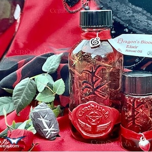 Puede incluir: Una botella de vidrio con un sello de cera roja y una cinta roja. La botella contiene un líquido rojo y tiene una etiqueta que dice "Dragon's Blood Elixir Ritual Oil".