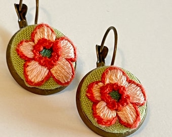 Boucles d’oreilles fleurs roses rouges et vertes, boucles d’oreilles brodées, fond vert printemps, esthétique d’art populaire, cadeau pour elle, bijoux faits à la main