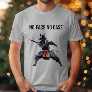 Maglietta Ninja, No Face No Case, Maglietta con grafica Samurai, Maglietta Arti Marziali, Arte Ninja Fantastica, Design Ninja Unico, Maglietta Guerriero, Maglietta Ninja Divertente