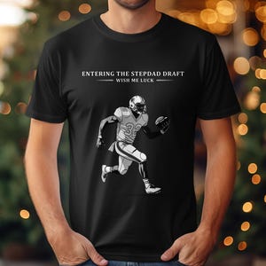 Koszulki z nadrukiem „Enting Stepdad Draft”, zabawny prezent dla ojczyma, koszulka dla kibica piłki nożnej, podziękowania dla ojczyma, koszulka „Wish Me Luck”, koszulki sportowe