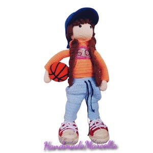 Jonte Sports Doll – 33 cm Crochet Basketball Doll – Articulated Amigurumi – Handmade Cotton Collectible Gift for Kids or Adults