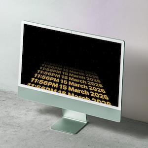 Könnte beinhalten: Eine weiße Keramik-Tasse mit schwarzem Henkel und dem Text "But First, Coffee" in schwarzer, handschriftlicher Schrift. Die Tasse steht auf einer weißen Oberfläche.